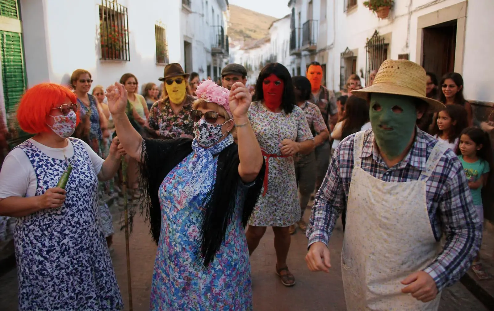 Vecinos de Rus (Jaén) con mascarillas de tela y disfraces caseros recorriendo una calle del pueblo en la Fiesta de Mozos de septiembre
